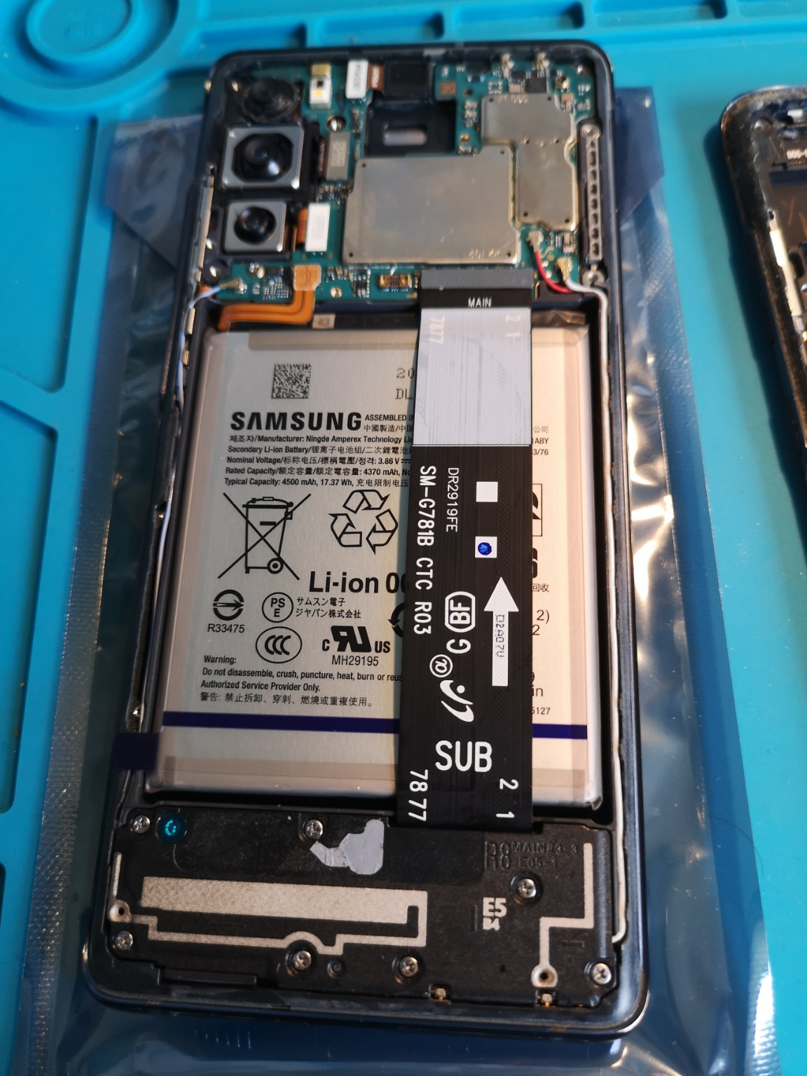 Réparation d'un smartphone dans l'atelier Capfone Repair à Isbergues